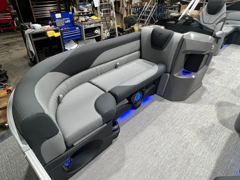 Slide: The Image of Tahoe LTZ 2385 Elite Cruise Tritoon & Honda 4-Stroke EFI 2026 - 7