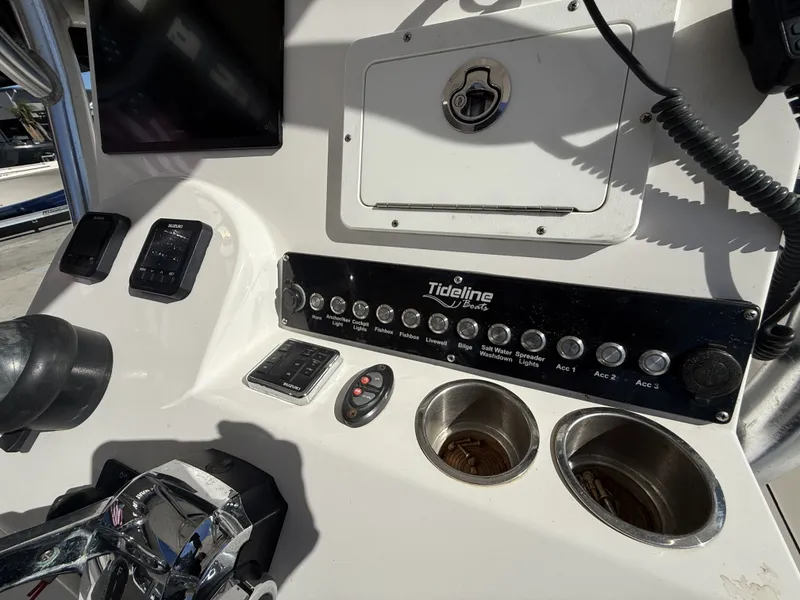 Slide: The Image of TideLine Boats 235 Hybrid 2020 - 9