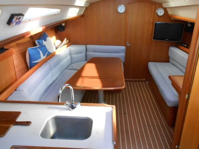 Slide: The Image of 2007 Hunter 33 - Image 3 - 3