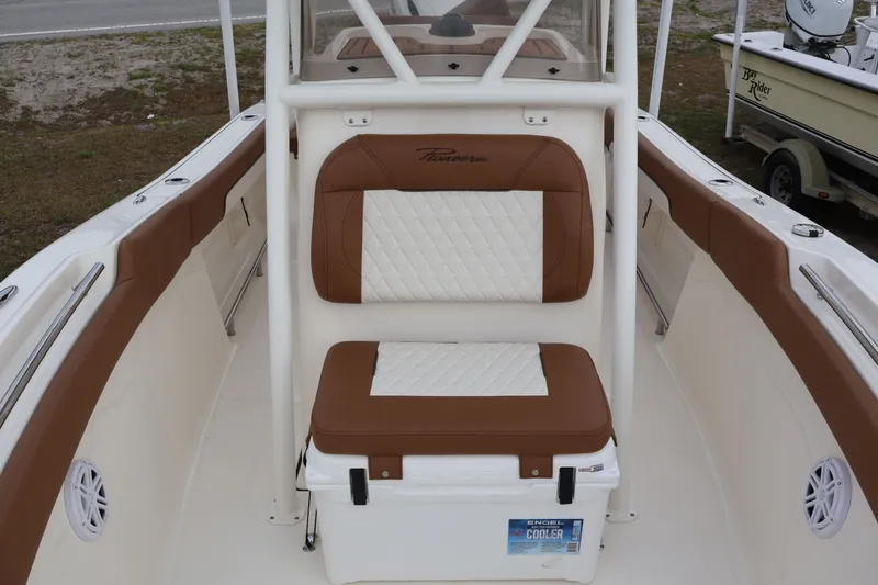 Slide: The Image of Pioneer 202 Sportfish 2026 - 13