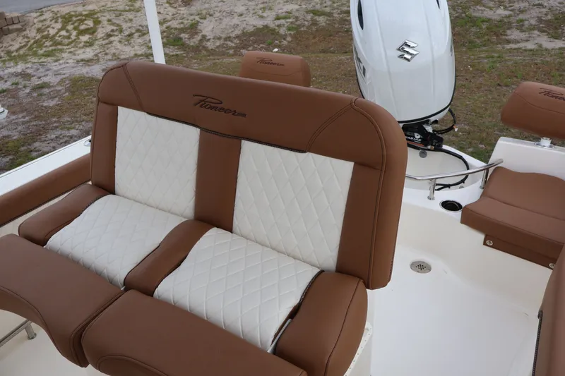 Slide: The Image of Pioneer 202 Sportfish 2026 - 6