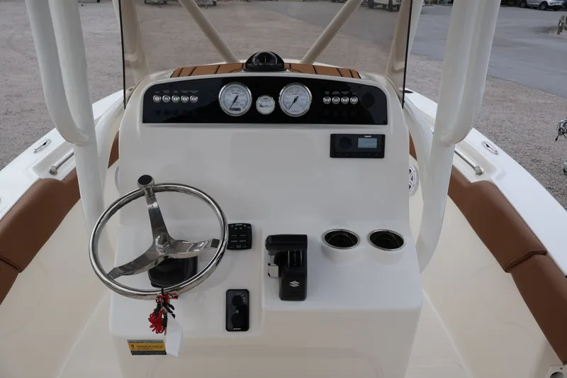 Slide: The Image of Pioneer 202 Sportfish 2026 - 8