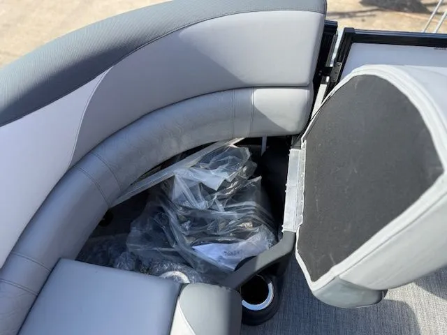 Slide: The Image of Avalon LSZ Versatile Rear Bench - 23' 2025 - 10