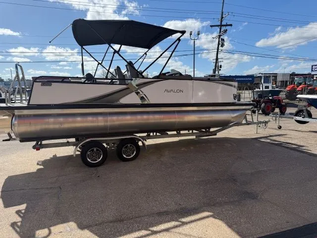 Slide: The Image of Avalon LSZ Versatile Rear Bench - 23' 2025 - 5