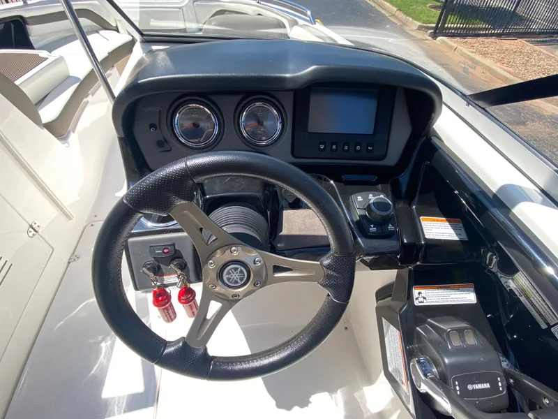 Slide: The Image of Yamaha 242 Limited S 2015 - 15