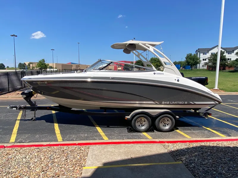 Slide: The Image of Yamaha 242 Limited S 2015 - 5