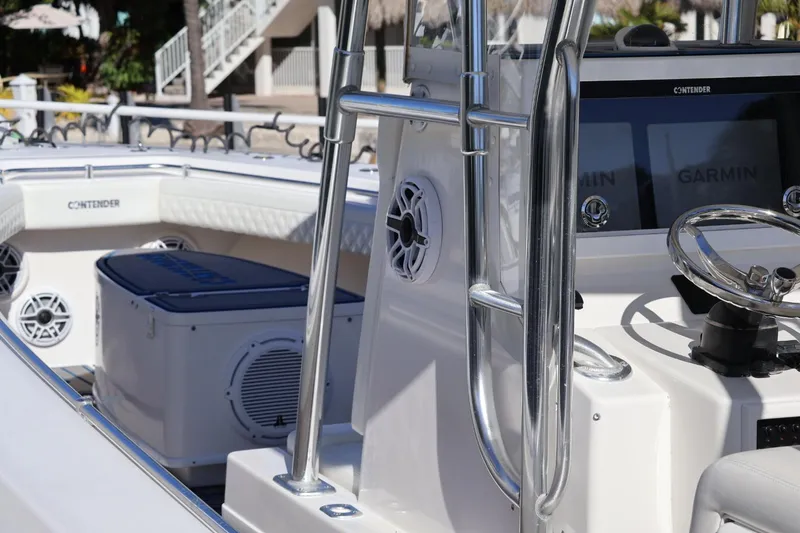 Slide: The Image of Garmin xHD radar on 2007 Contender 33 Tournament boat, with palm trees in background. - 17