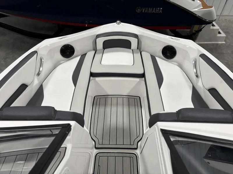 Slide: The Image of Yamaha 195S 2026 - 18