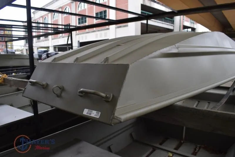 Slide: The Image of Tracker Grizzly 1036 Utility 2026 - 4