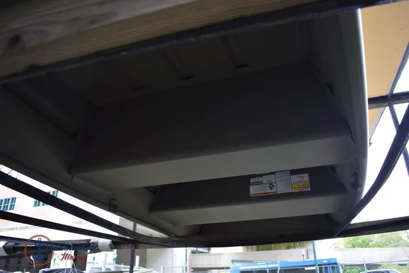 Slide: The Image of Tracker Grizzly 1036 Utility 2026 - 6