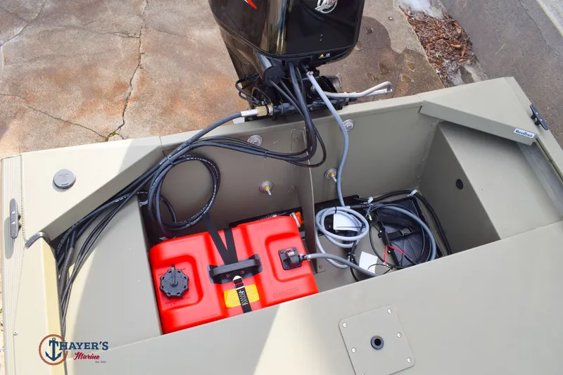 Slide: The Image of Tracker Grizzly 1648 SC 2026 - 10