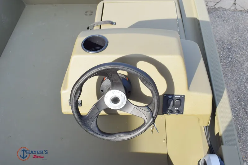 Slide: The Image of Tracker Grizzly 1648 SC 2026 - 12