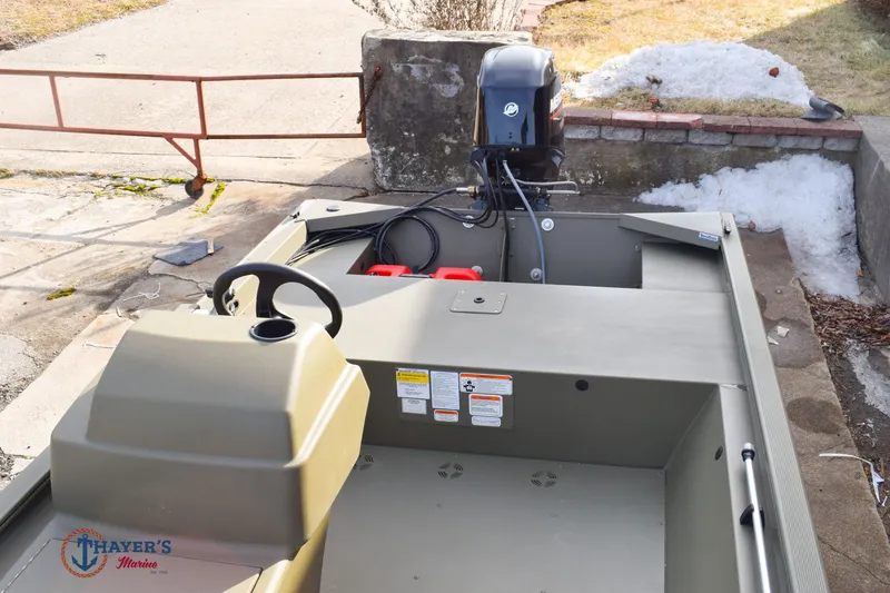 Slide: The Image of Tracker Grizzly 1648 SC 2026 - 16