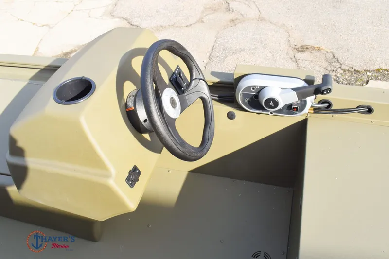 Slide: The Image of Tracker Grizzly 1648 SC 2026 - 17