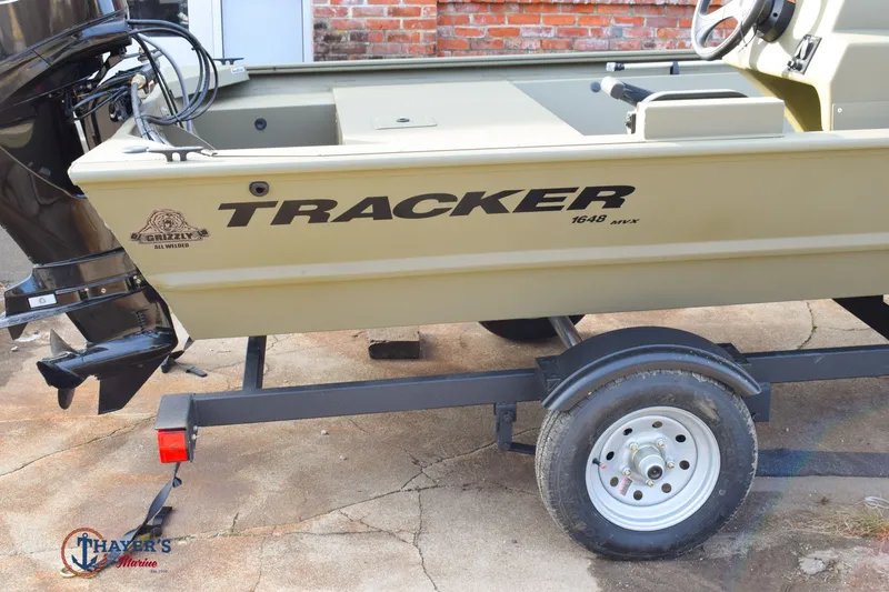 Slide: The Image of Tracker Grizzly 1648 SC 2026 - 4