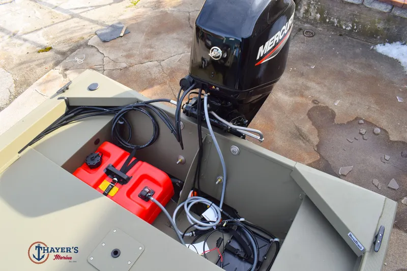 Slide: The Image of Tracker Grizzly 1648 SC 2026 - 6