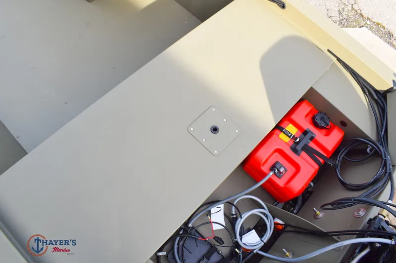 Slide: The Image of Tracker Grizzly 1648 SC 2026 - 7