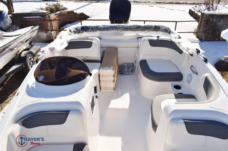 Slide: The Image of Bayliner Element E16 2026 - 15