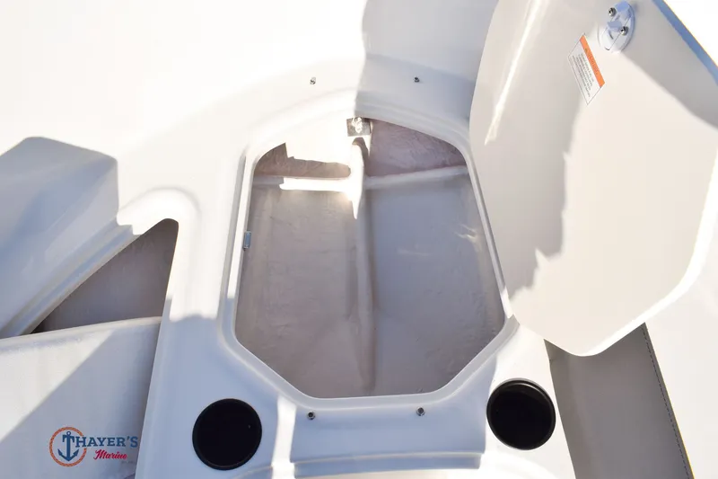 Slide: The Image of Bayliner Element E16 2026 - 18