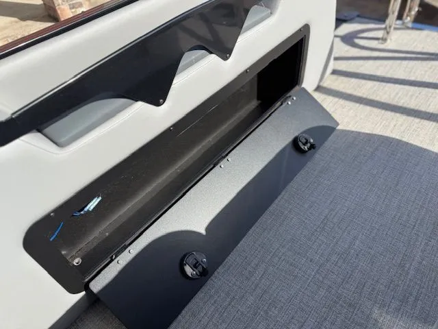 Slide: The Image of Avalon LSZ Versatile Rear Bench - 23' 2025 - 18