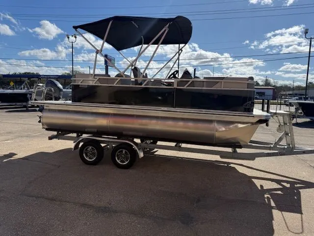 Slide: The Image of Avalon Venture Quad Lounge - 19' 2026 - 5