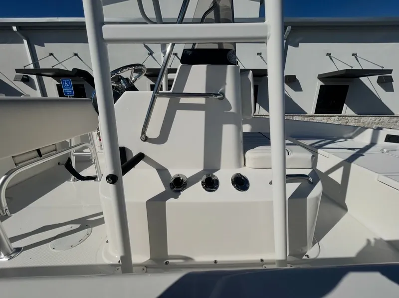 Slide: The Image of Bayliner T18LE 2026 - 12