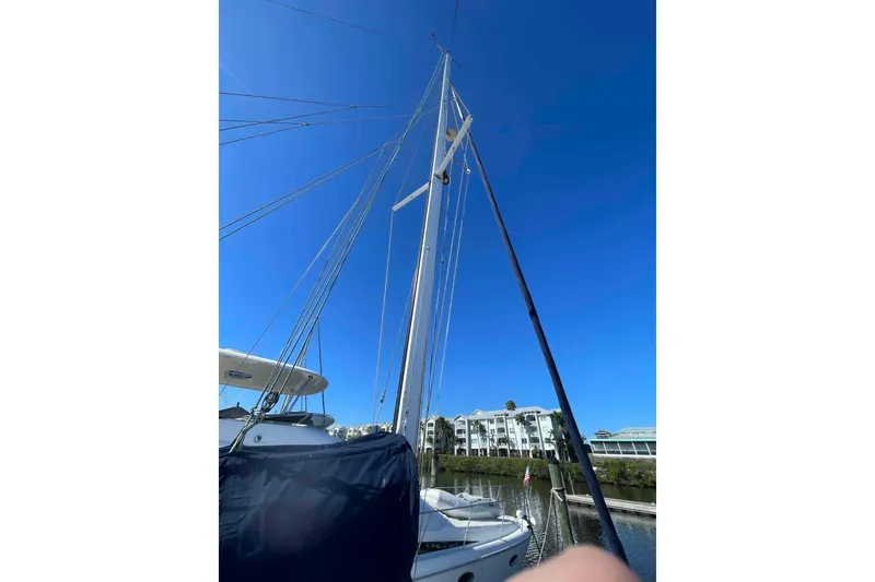 Slide: The Image of 1998 Maine Cat Catamaran mast against clear blue sky at marina. - 13