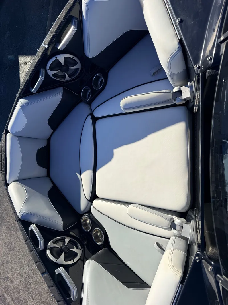 Slide: The Image of Malibu Wakesetter 23 LSV 2020 - 10