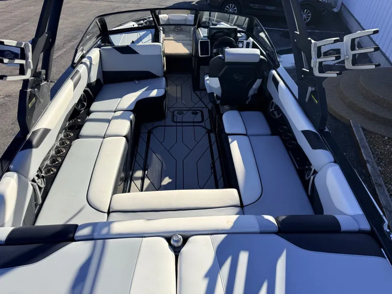 Slide: The Image of Malibu Wakesetter 23 LSV 2020 - 8