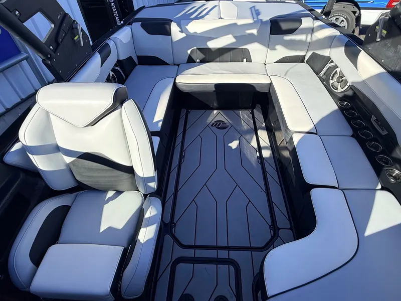 Slide: The Image of Malibu Wakesetter 23 LSV 2020 - 9