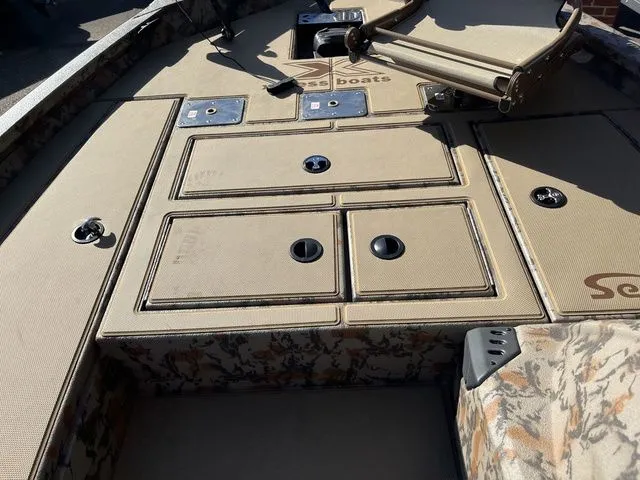 Slide: The Image of Xpress H18C Crappie 2026 - 18