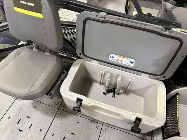 Slide: The Image of Sea-Doo Switch Fish™ 18 - 230 Hp Painted 2026 - 18