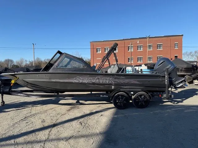 Slide: The Image of SeaArk Dynasty 2.0 - Yamaha 300 2026 - 4