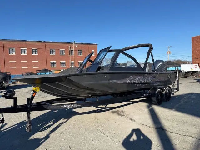 Slide: The Image of SeaArk Dynasty 2.0 - Yamaha 300 2026 - 5