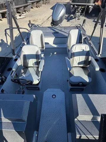 Slide: The Image of SeaArk Dynasty 2.0 - Yamaha 300 2026 - 7