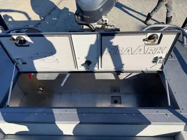 Slide: The Image of SeaArk Dynasty 2.0 - Yamaha 300 2026 - 9