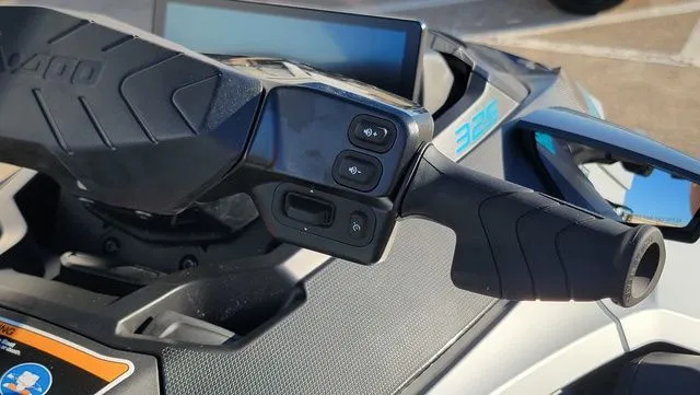 Slide: The Image of Sea-Doo GTX Limited 325 2026 - 18