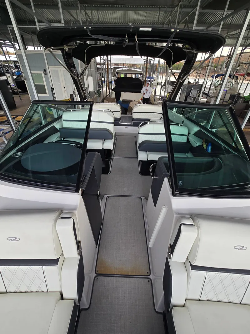 Slide: The Image of Regal 2800 Bowrider 2021 - 14