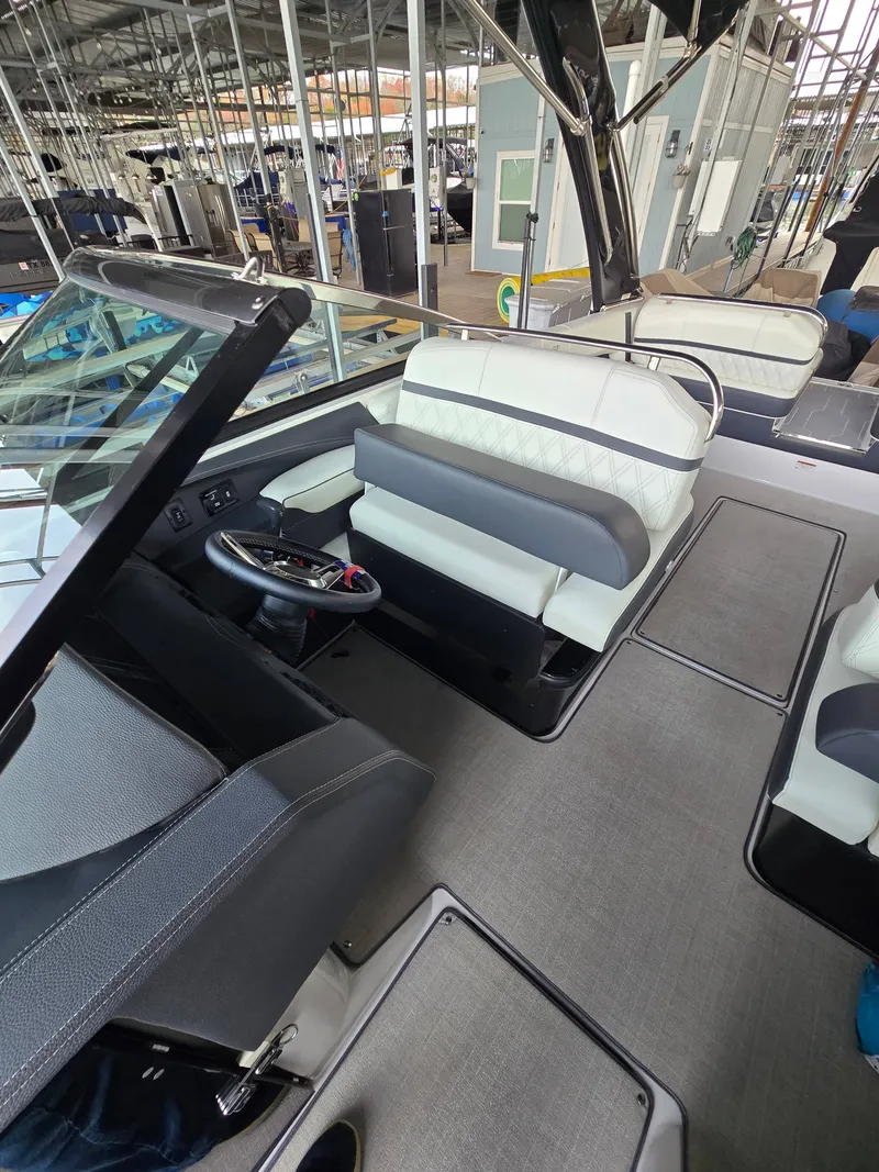 Slide: The Image of Regal 2800 Bowrider 2021 - 15