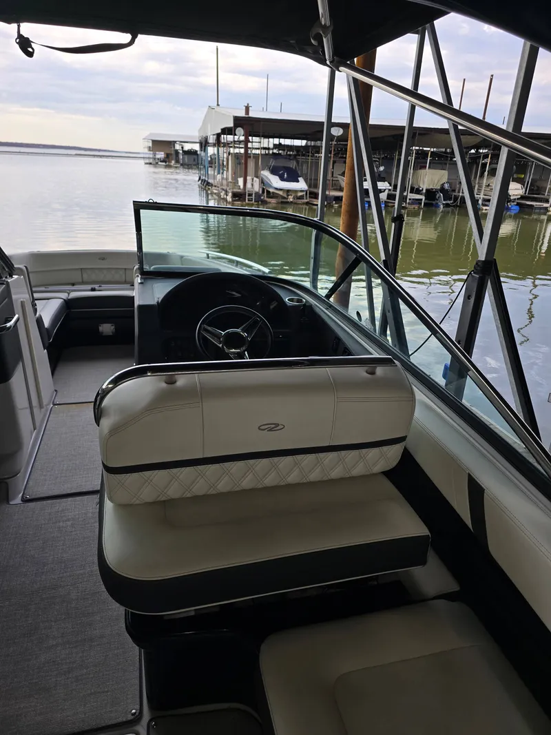 Slide: The Image of Regal 2800 Bowrider 2021 - 16