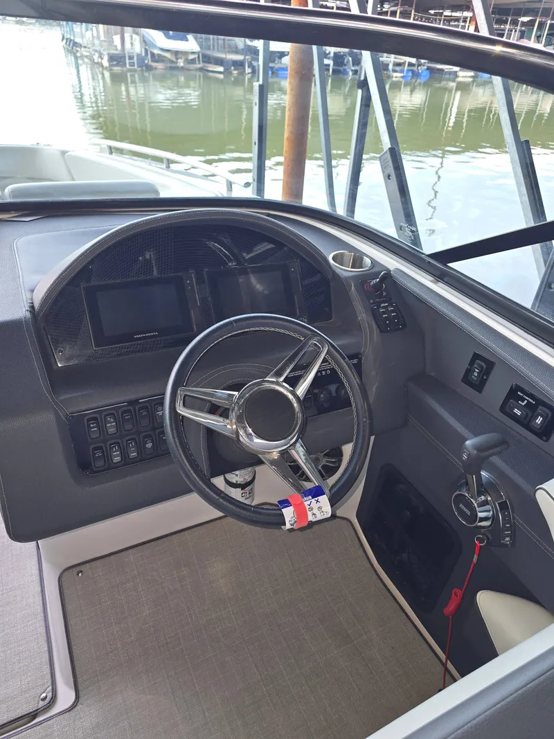 Slide: The Image of Regal 2800 Bowrider 2021 - 17