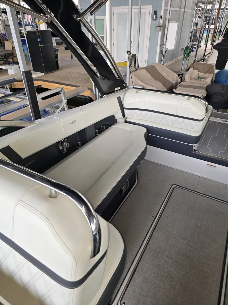 Slide: The Image of Regal 2800 Bowrider 2021 - 25