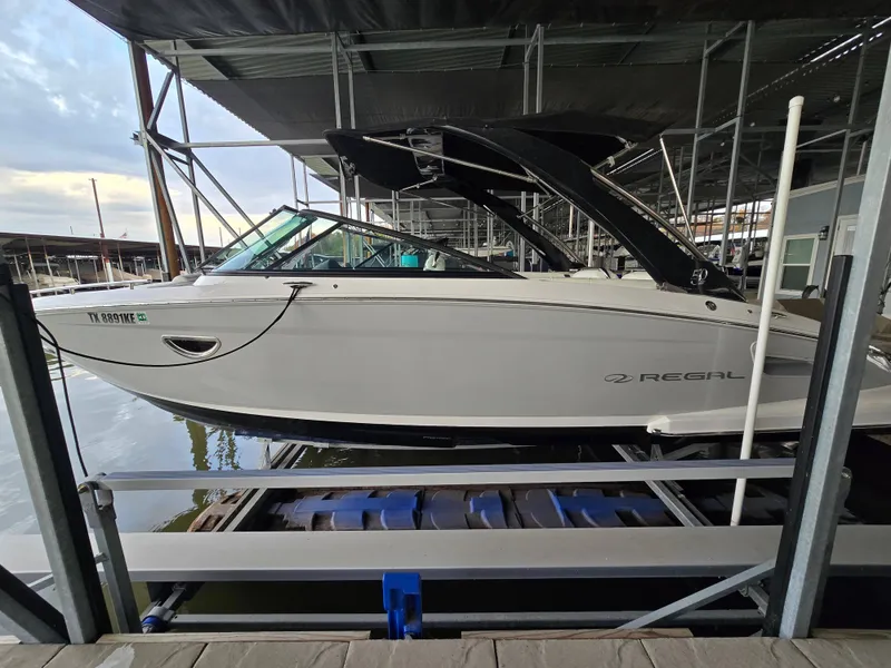Slide: The Image of Regal 2800 Bowrider 2021 - 4
