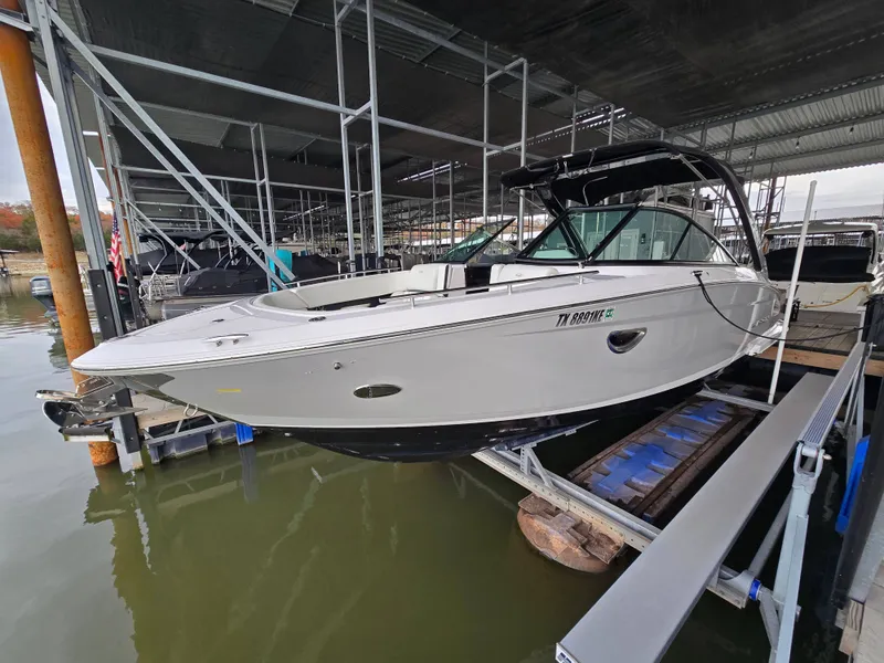 Slide: The Image of Regal 2800 Bowrider 2021 - 5