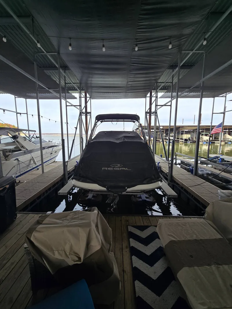 Slide: The Image of Regal 2800 Bowrider 2021 - 8