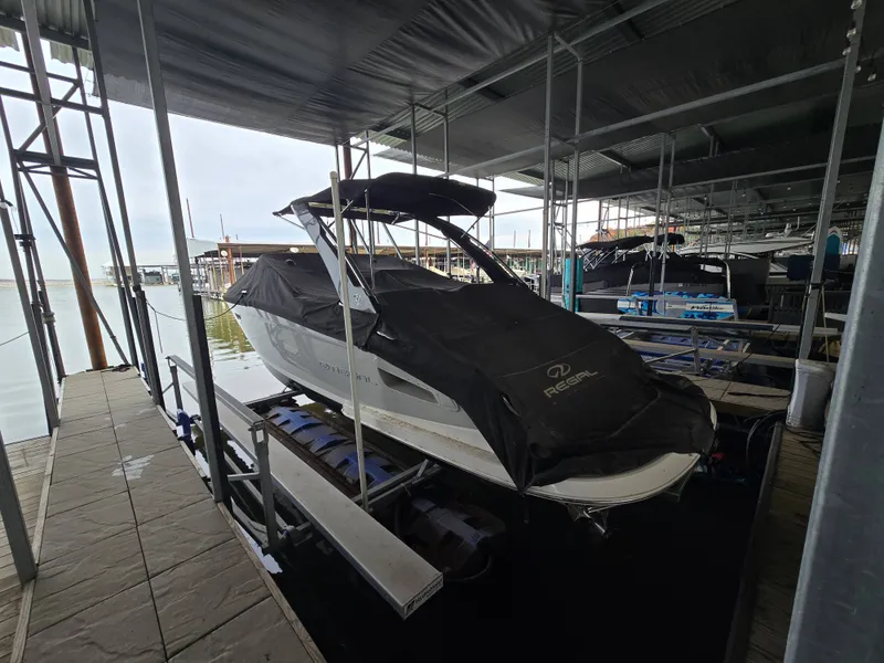 Slide: The Image of Regal 2800 Bowrider 2021 - 9