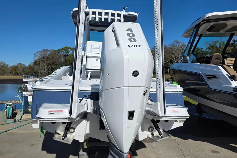 Slide: The Image of 2026 Blackfin 262 HB boat with Mercury 400 V10 engine at dockside. - 6