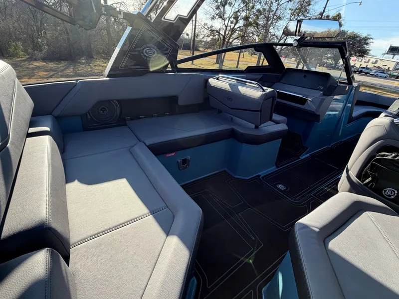 Slide: The Image of 2026 COBALT R4 SURF - Image 10 - 10