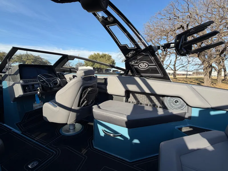 Slide: The Image of 2026 COBALT R4 SURF - Image 11 - 11