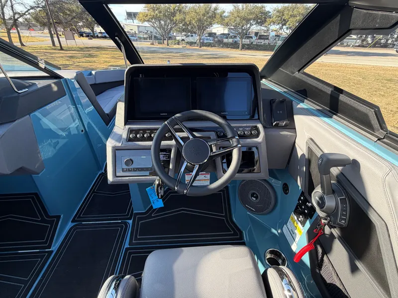 Slide: The Image of 2026 COBALT R4 SURF - Image 12 - 12